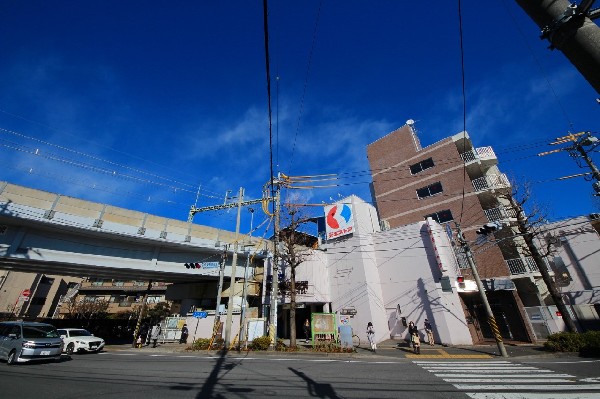 周辺環境:京王稲田堤駅(JR南武線と京王相模原線を繋ぐターミナル駅。両駅間の乗り換えは商店街を通り抜けるので、ちょっとしたお買い物も済ませられます。)