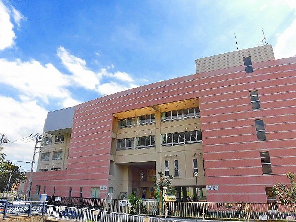 周辺環境:東生田小学校(アットホームな小学校です。新校舎や新体育館は平成21年に完成しました。)