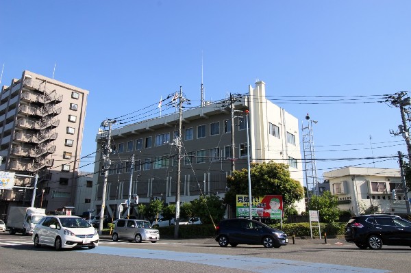 周辺環境:多摩警察署(街の平和を守ってくれます。この距離感が安心感につながります。)