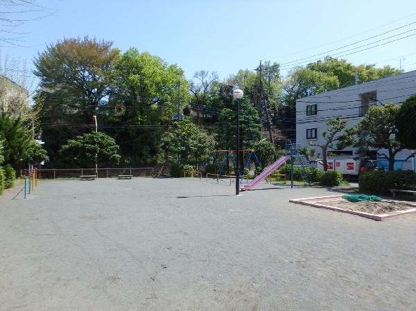 周辺環境:生田大谷第一公園(遊具もある広めの公園。放課後や休日は多くの子供たちでにぎわいを見せています。)