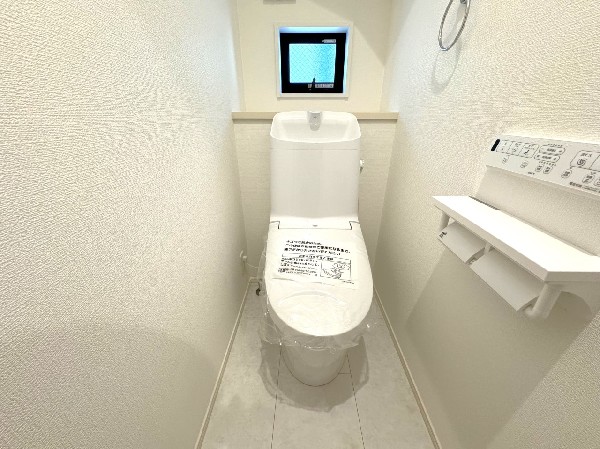 シンプルなデザイン、省エネ機能で快適な使い心地。お掃除もラクラクな一体型トイレです。