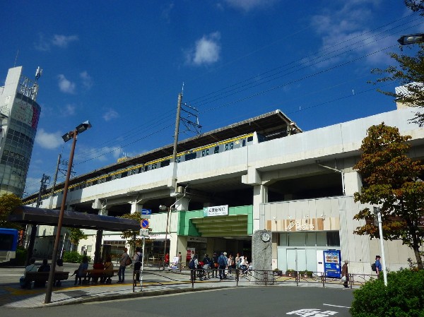 周辺環境:武蔵新城駅( 駅前のスーパーやドラッグストアなどは、会社帰りの買物にもとても便利です。昔ながらの商店街も複数あり、目的に応じてお買い物ができる街です。)