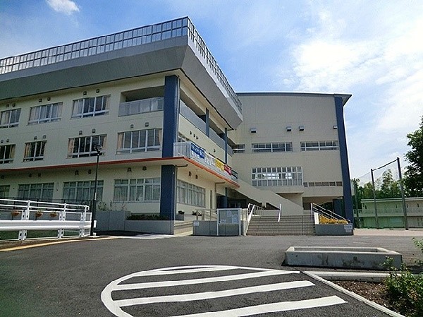 周辺環境:柿生中学校　(昭和22年開校の歴史ある中学校です。中学校内に郷土の史料館が設置されています。)