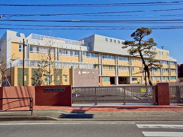 周辺環境:宮内小学校(半世紀以上前に現在地で創立して以来、昔から住む人の多い地域に根付いた小学校であり、在校生の中には保護者がこの学校の卒業生という人も多い。)