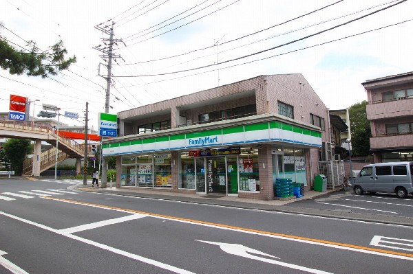 周辺環境:ファミリーマート西生田店(ファミリーマート人気のファミチキをはじめスナックメニューも大人気です)