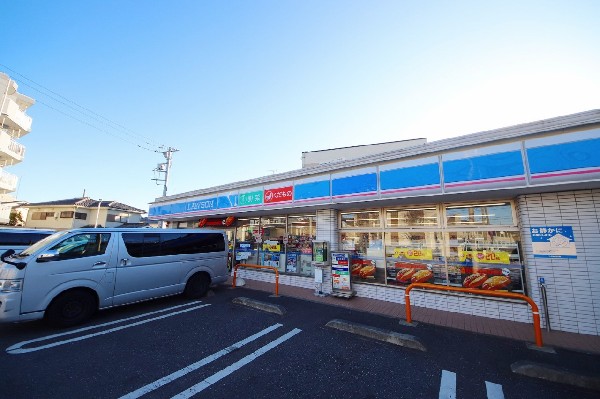 周辺環境:ローソン菅3丁目店(「マチのほっとステーション」をスローガンに掲げる通り、忙しい日々に「ほっ」とするひとときをもたらします。)