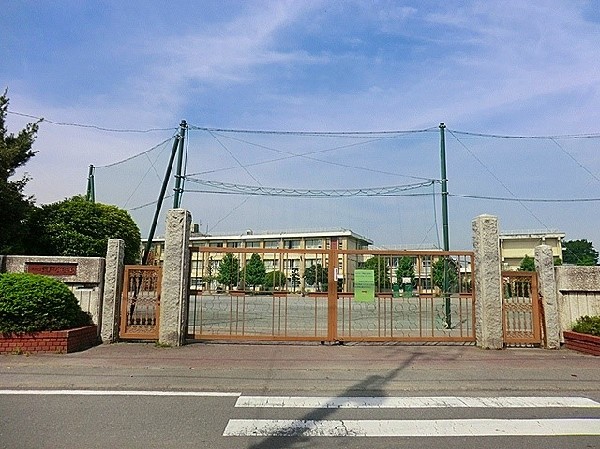 周辺環境:登戸小学校( 創立明治6年。学校教育目標「・よく考える子ども・思いやりのある子ども・健康でたくましい子ども・最後までやりぬく子ども」)