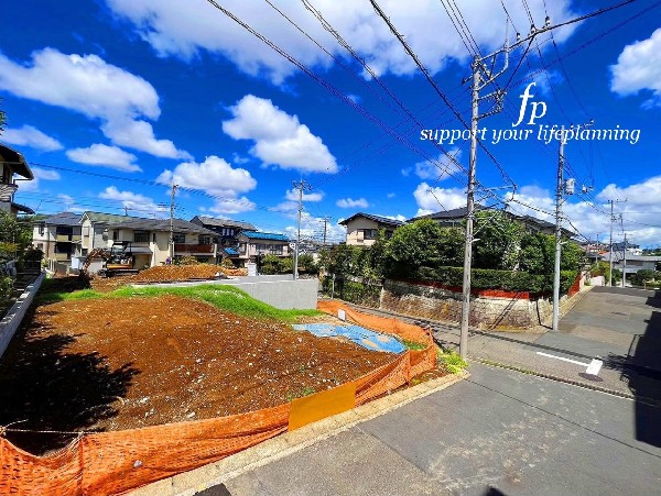 外観:南側、東側が幅6ｍの前面道路に面した角地です。幹線道路から入った通りのため、交通量も少なく、静かで安心の住環境です。