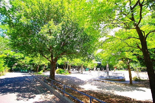 周辺環境:下田町四丁目公園(樹木が立ち並び、木漏れ日を愉しめる公園。都会の騒がしさから解放される、落ち着きある空間が広がります。)