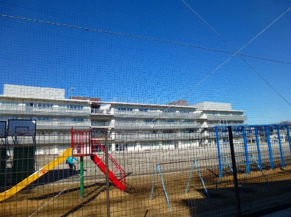 周辺環境:上作延小学校(平成24年に建て替えされた校舎は新しくてキレイです。新鮮な気分で学べる環境があります。)