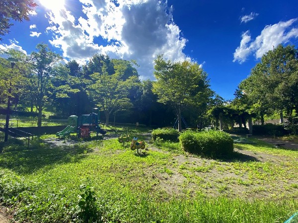 周辺環境:奈良町大田平公園(奈良北団地の宅地造成に伴って、山すそにつくられた公園です。複合遊具やブランコなど多くの遊具があります。)