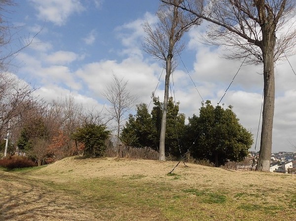 周辺環境:万福寺さとやま公園(徒歩約30分のコースをゆっくりと楽しむことができる公園。公園の北側に位置する円形広場の高台には見晴らしテラスが設置されています。)