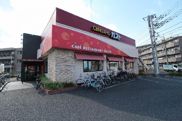 周辺環境:ガスト新川崎明津店(洋食から和食、幅広く揃うファミリーレストラン。宅配サービスやテイクアウトも行っており、お家でも気軽にファミレスの味が楽しめます。)