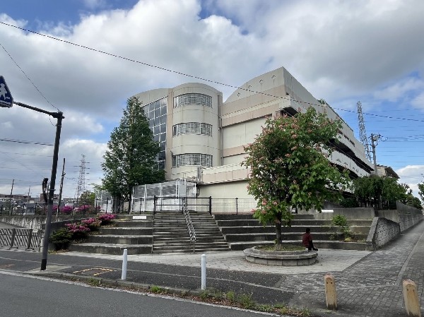 周辺環境:東山田小学校(お子様が一日の中でも長い時間を過ごす小学校。どんどん成長していくお子様の姿が目に浮かびます。)