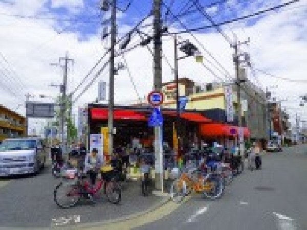 周辺環境:フレスコベンガベンガ久地店(一通りのものが揃っている街のスーパー。特にお惣菜が豊富でお弁当から一品料理まで陳列されている。)