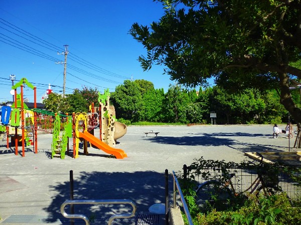 周辺環境:子母口旭田公園(動物のモチーフが付いたかわいい複合遊具には3つのすべり台が付いており、小さい子から遊ぶことができそうです。遊具はその他、砂場があります。)