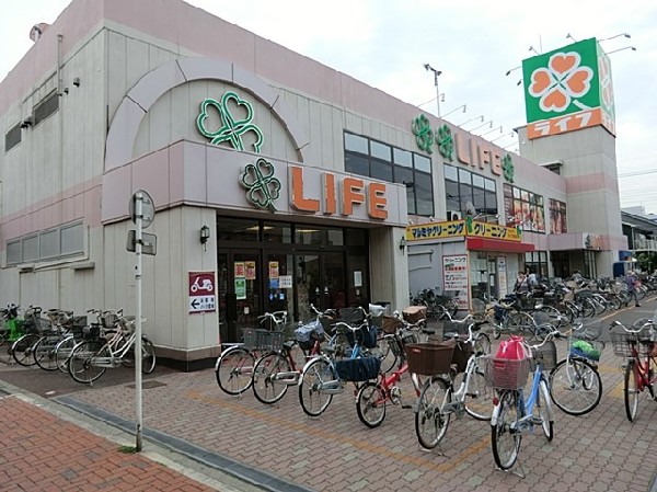 周辺環境:ライフコーポレーション川崎桜本店(首都圏にも多くの店舗を持つ、大阪発祥の総合スーパーマーケット。)