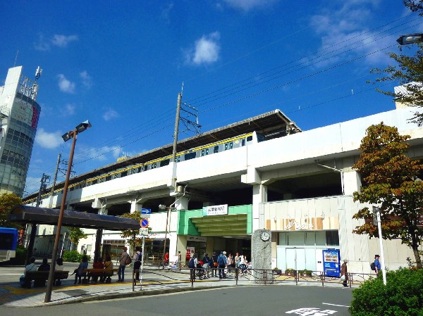 周辺環境:武蔵新城駅(駅前のスーパーやドラッグストアなどは、会社帰りの買物にもとても便利です。昔ながらの商店街も複数あり、目的に応じてお買い物ができる街です。)