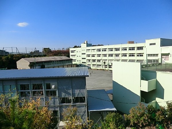 周辺環境:篠原西小学校(お子様が一日の中でも長い時間を過ごす小学校。のびのびと過ごし、広い校庭で元気に駆け回ったり、どんどん成長していく姿が目に浮かびます。)