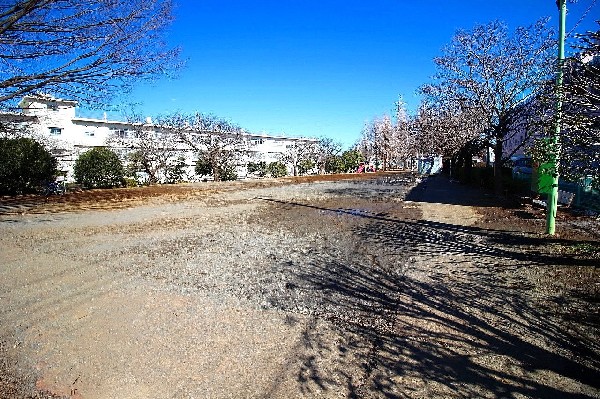 周辺環境:三田第四公園(小学校、幼稚園、三田こども文化センターに隣接している人気の公園です。木々では子どもたちが木登りや虫取りを楽しんでいます。)