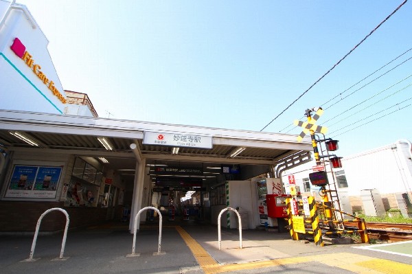 周辺環境:妙蓮寺駅(東横線の中では駅も駅前も控えめな印象の妙蓮寺駅ですが、綱島街道側は商業施設も充実。便利で住みやすい街です。)