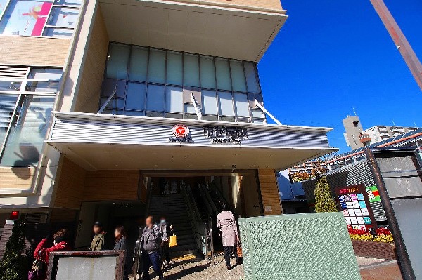 周辺環境:市が尾駅(急行停車駅のあざみ野駅と青葉台駅のちょうど中間にあたる各駅停車駅です。駅に隣接して東急ストアがあり、周辺は銀行が多く集まっているので便利。)