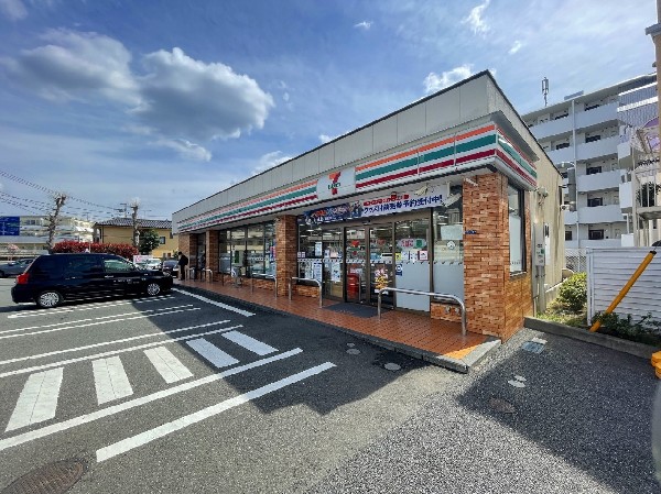 周辺環境:セブンイレブン横浜高田東３丁目店(セブンミールは大好評です。今や公共料金の支払いや宅配など、色々な用途があるコンビニは必須ですね。)