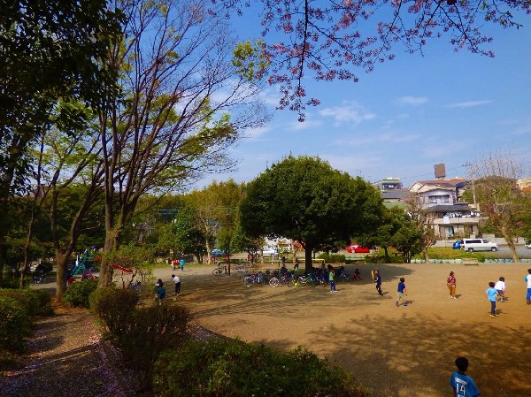 周辺環境:有馬かしの木公園(青空の下で駆け回ったり、遊具で遊んだり、思い思いの遊びができます。子供たちの元気で楽しそうな声が響き渡ります。)