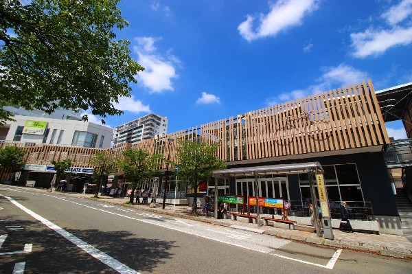 周辺環境:トラペズ宮崎台(宮崎台駅前にある飲食店やドラッグストアが入った施設です。)