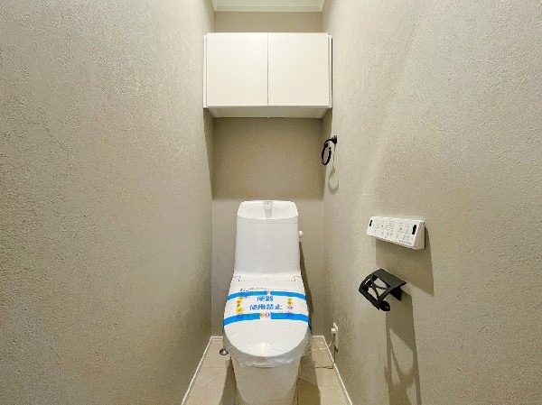 ウォシュレット、暖房便座機能付のトイレです。従来型に比べ節水効果があり、お手入れもしやすい一体型。家計も家事の負担も軽減してくれます。