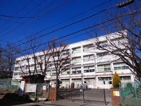 周辺環境:樽町中学校(確かな学力、豊かな心、健やかな体、公共心と社会参画意識、国際社会に寄与する開かれた心、を磨いていく)