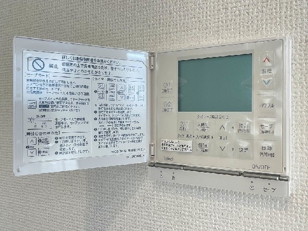 同仕様設備：「床暖房」足元をじんわり温めてくれる床暖房。空気や肌を乾燥させることが少なく、ホコリや花粉などを舞い上げることもないので空気をクリーンに保ちます。