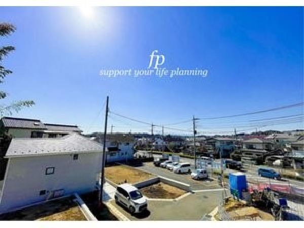 外観:「一低層地域」は高い建物が建たないため、採光や開放性に恵まれ、空が広く緑の多い閑静な邸宅地としての趣きを持ち合わせた所が多いです。