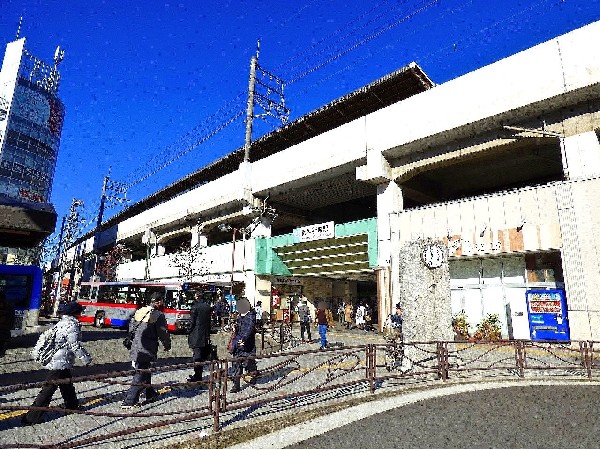 周辺環境:武蔵新城駅(駅前のスーパーやドラッグストアなどは、深夜まで営業し、会社帰りの買物にとても便利です。)