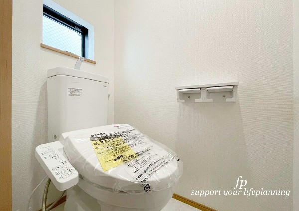 ウォシュレット、暖房便座機能付のトイレです。従来型に比べ節水効果があり、お手入れもしやすいので、家計も家事の負担も軽減してくれます。