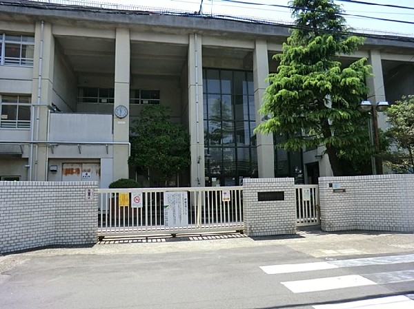 周辺環境:新城小学校(学校教育目標「心も強く　体も強い子」　～健康でたくましい子　よく考えて行動する子　仲良く助け合う子　～)