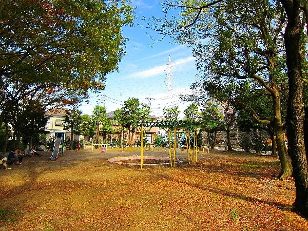 周辺環境:王禅寺公園(閑静な住宅街の中にある公園です。遊具のある広場が二か所あるほか、原っぱや公園の真中に遊歩道があります。野鳥もおり、自然にいやされます。)