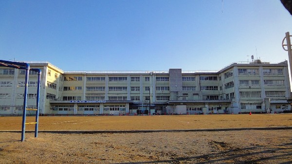 周辺環境:南生田小学校(本校では、「心豊かで自らよく学び、たくましく活躍できる子どもの育成」を目指しています。)