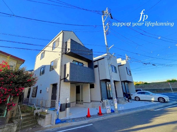 外観:「綱島」「新綱島」駅徒歩圏　鶴見川の流れが心を癒す新築一戸建　長く愛着を持って住むからこそ、外壁には耐久性・防汚性に優れたサイディング材を使用。