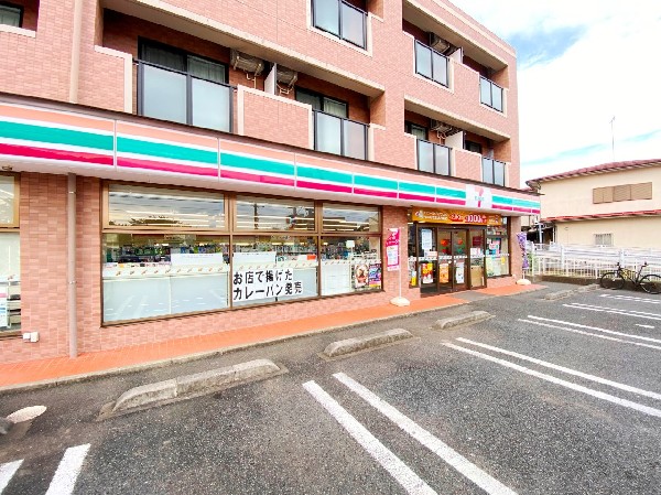 周辺環境:セブンイレブン町田金井入口店(時間を問わず、幅広い品物が揃うコンビニ。やっぱり近いと嬉しい。)