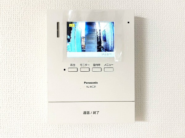設備モニター付インターホンが標準仕様です。戸建暮らしだと、集合住宅に比べ、より不安になりがちな防犯面、目で確認できるからあんしんです。
