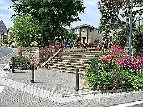 周辺環境:宮崎四季の丘公園(住宅街らしく近隣には公園がたくさんあります。その日の気分でどこへ行こうか決める楽しみもあり、きっと、お気に入りの公園がみつかるはずです。)