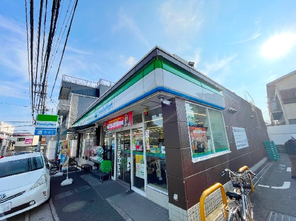 周辺環境:ファミリーマート蟹ヶ谷店(コンビニが近いのは何かと助かります。いまや買物だけではなく、行政、銀行、民間サービス等、日常生活に深く関係する最重要施設)