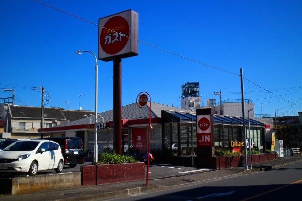 周辺環境:ガスト川崎長尾店(豊富な幅広い年齢層に愛され続けるファミリーレストランです。テイクアウトに・宅配サービスも行っています。)