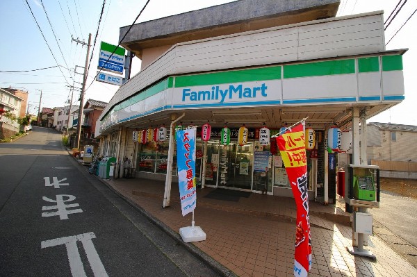 周辺環境:ファミリーマート仙谷店(ファミチキをはじめスナックメニューも大人気です。買物だけではなく、日常生活に関係する最重要施設となりつつある。)