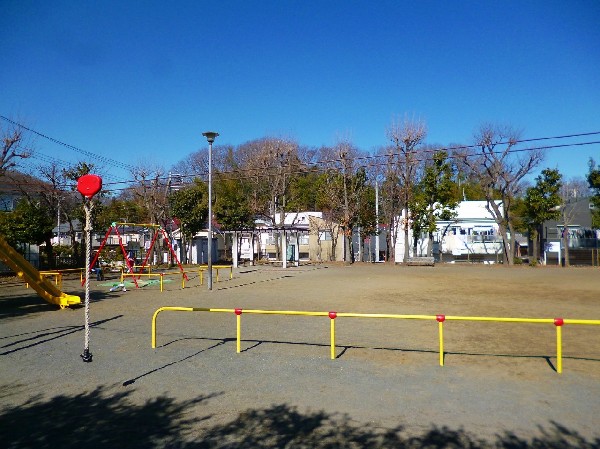 周辺環境:菅小谷公園(近隣には、公園もあり、青空の下で駆け回ったり、遊具で遊んだり、思い思いの遊びができます。子供たちの元気で楽しそうな声が響き渡ります。)