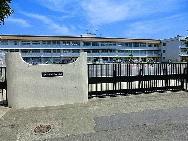 周辺環境:稲城第四小学校(創立昭和45年。教育目標「心身ともに健康で、生涯にわたって主体的な人間の育成」)