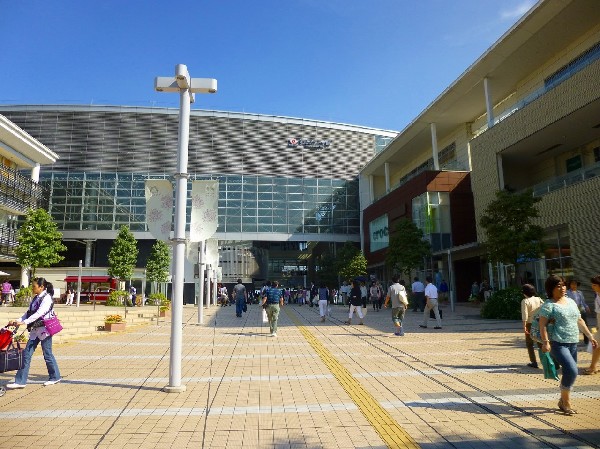 周辺環境:たまプラーザ駅(洗練された田園都市線のイメージそのままの、急行停車駅です。羽田空港、成田空港、TDRなどへのバスも発着し便利です。)