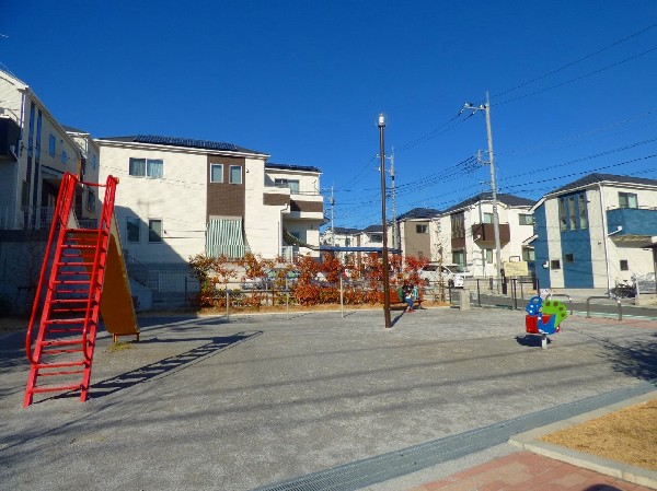 周辺環境:菅生ケ丘公園(住宅街らしく近隣には公園が複数ありますので、お子様にも嬉しい住環境です。きっと、お気に入りの公園がみつかるはずです。)