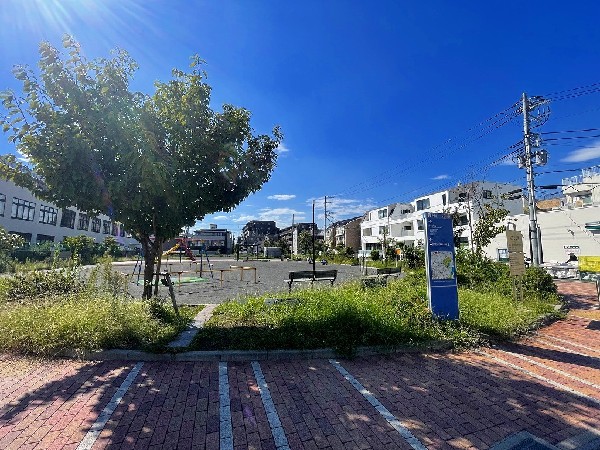 周辺環境:こすぎ公園(住宅街らしく近隣には公園が複数ありますので、お子様にも嬉しい住環境です。きっと、お気に入りの公園がみつかるはずです。)